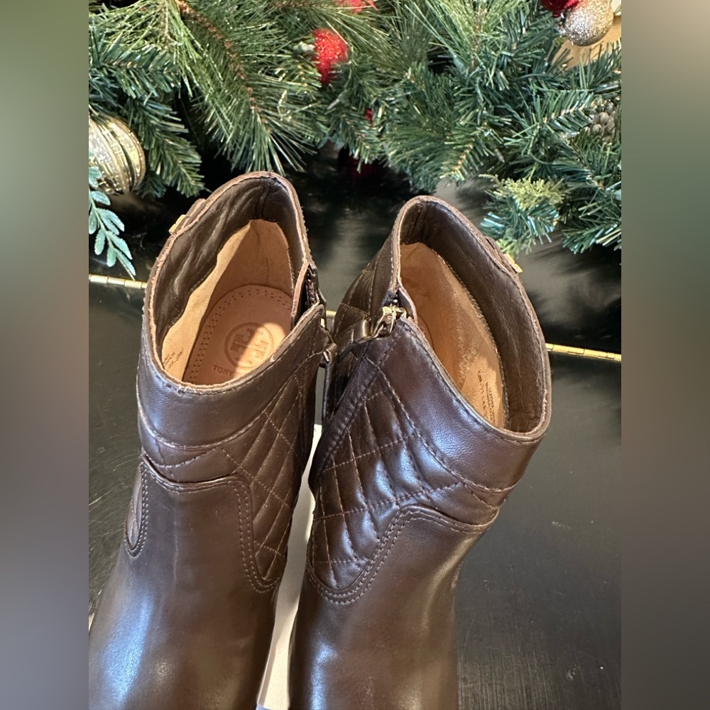 Tory Burch NWOT Authentic RARE Luxury Minimalist Quilted Brown Ankle Boots - Picture 17 of 17